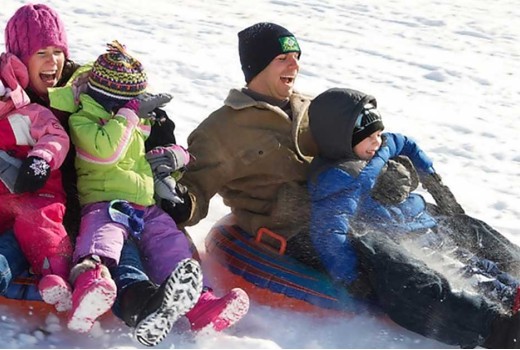 Zimske radosti na snegu za manjše otroke