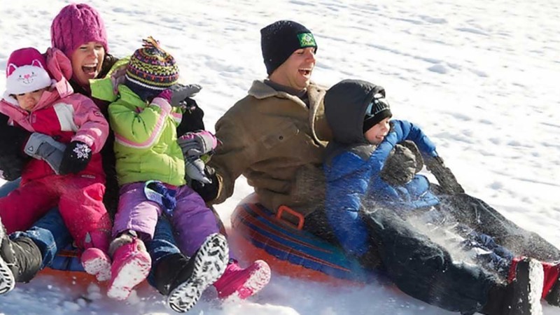 Zimske radosti na snegu za manjše otroke