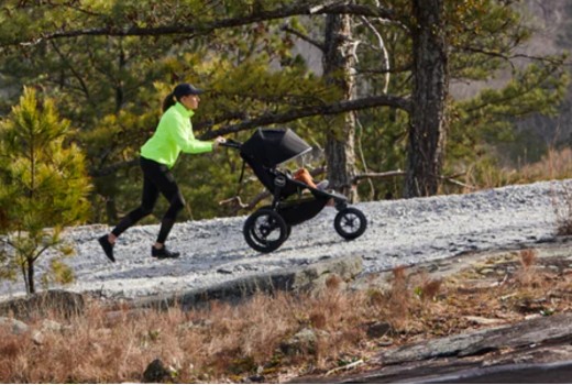 Otroški voziček za makadam – a so napihljive gume res boljše?