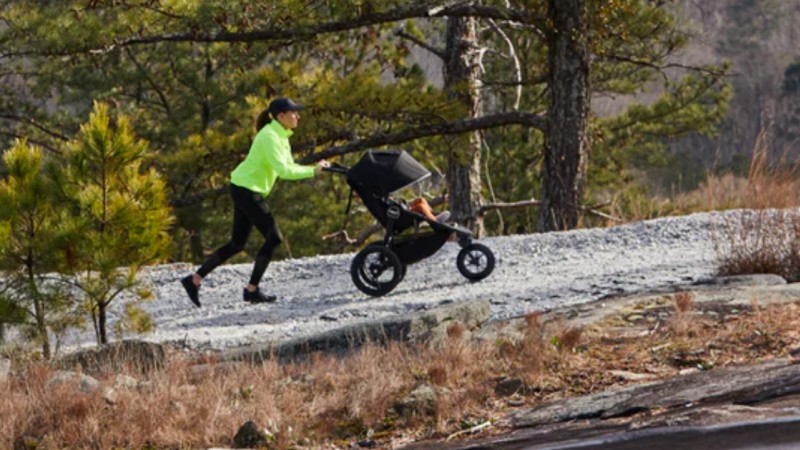 Otroški voziček za makadam – a so napihljive gume res boljše?