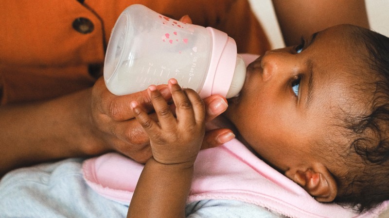 Hranjenje novorojenčkov in uvajanje goste hrane