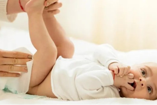 Previjalna miza, kako jo izbrati, uporabljati in ob tem graditi intimno vez z otrokom