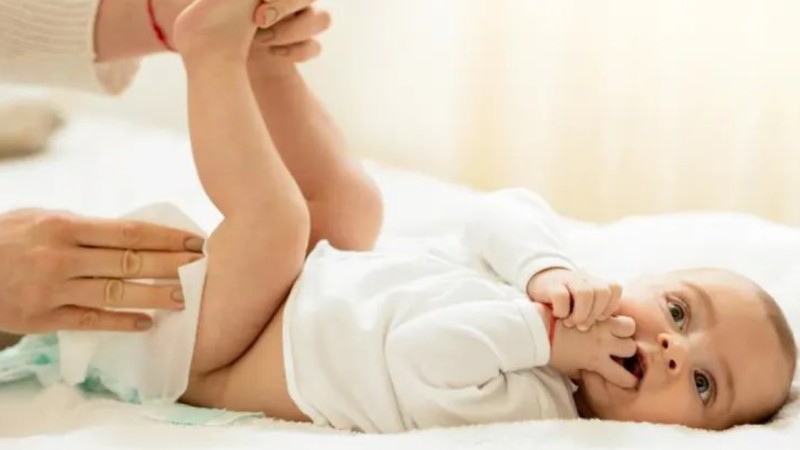 Previjalna miza, kako jo izbrati, uporabljati in ob tem graditi intimno vez z otrokom