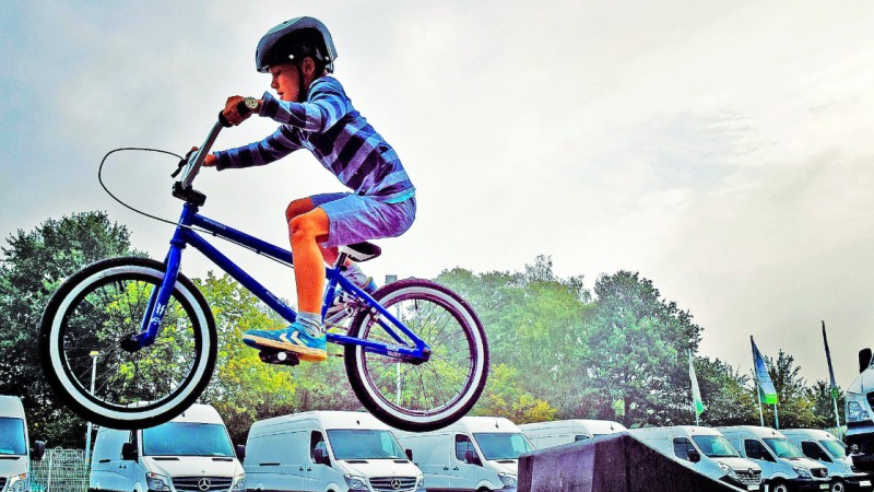 Kdaj otrok običajno začne voziti kolo? A veste?