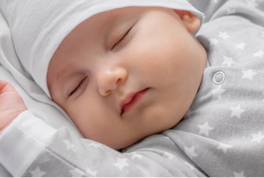 Kdaj lahko dojenček popolnoma varno spi na trebuhu