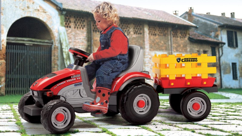 Zakaj je še vedno smotrno izbrati otroški traktor na pedala?