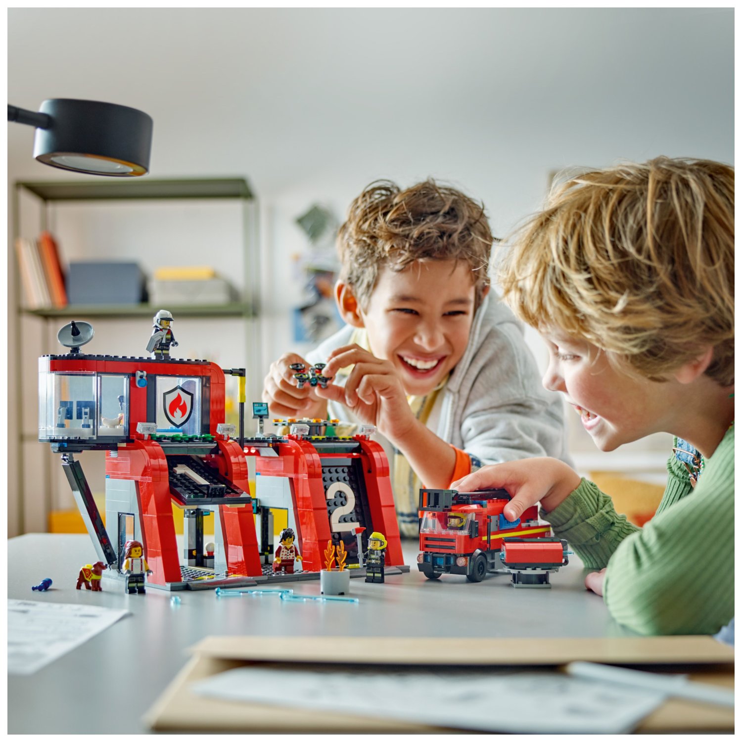 Lego kocke City Gasilska postaja z gasilskim vozilom 60414