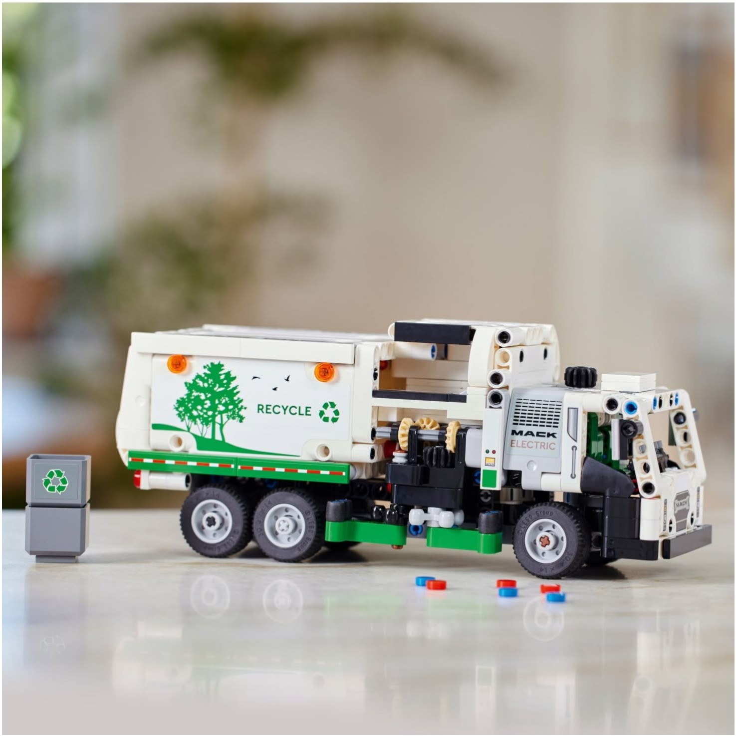 Lego kocke Technic Mack LR Electric smetarsko vozilo 42167