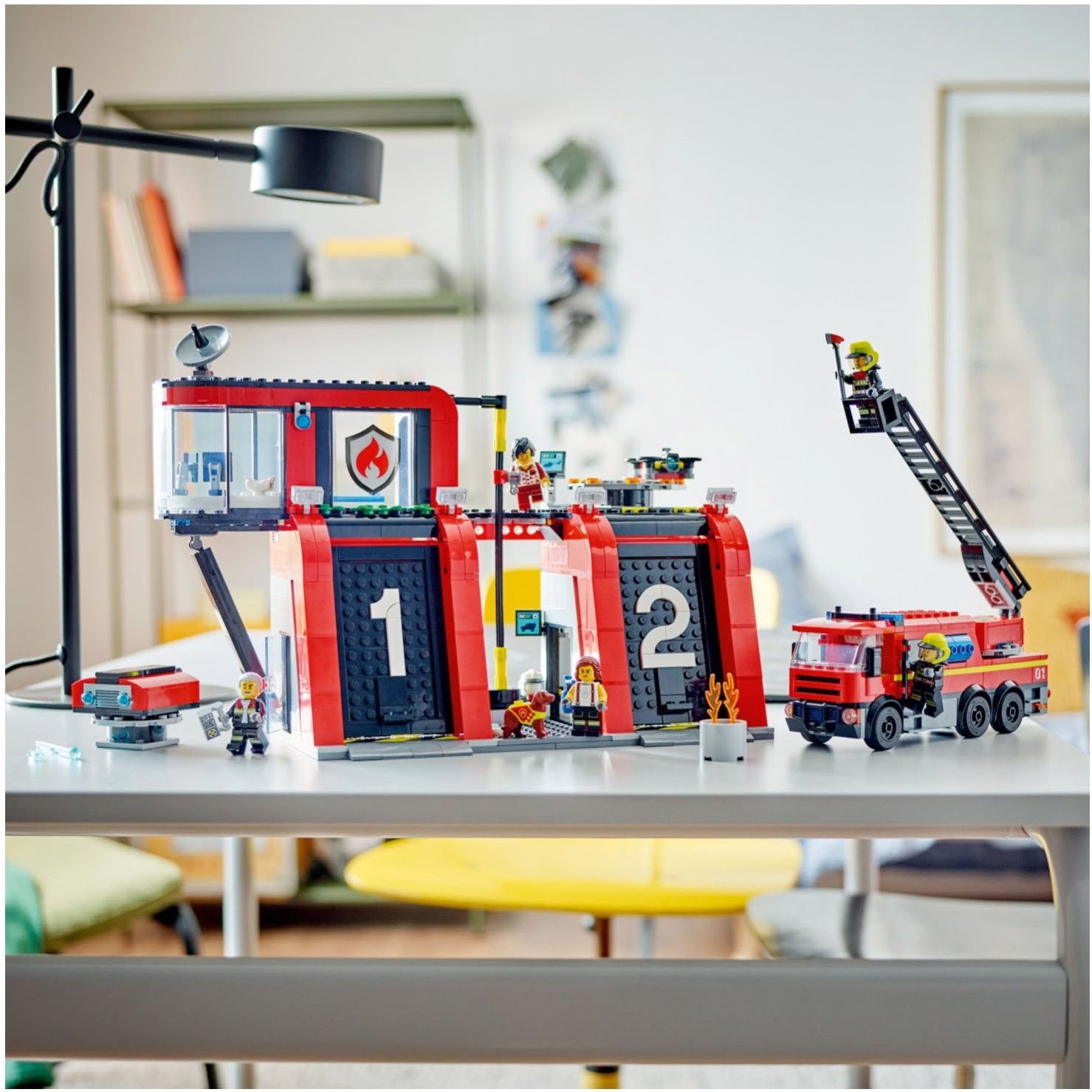 Lego kocke City Gasilska postaja z gasilskim vozilom 60414