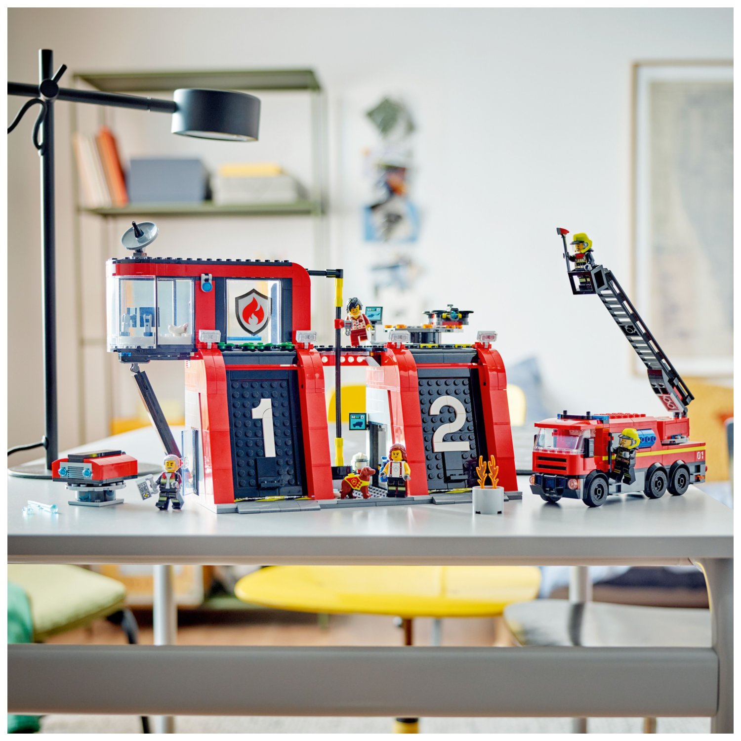 Lego kocke City Gasilska postaja z gasilskim vozilom 60414