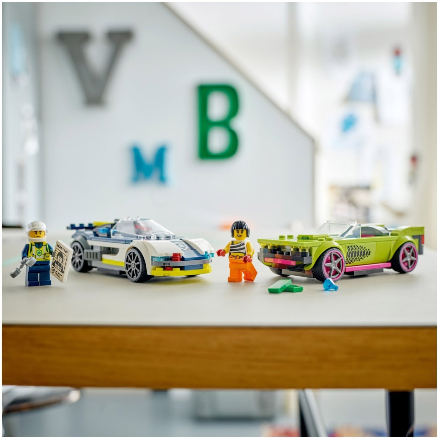 Lego kocke City Policijski avtomobil in avto z močnim motorjem 60415 Lego kocke City Policijski avtomobil in avto z močnim motorjem 60415