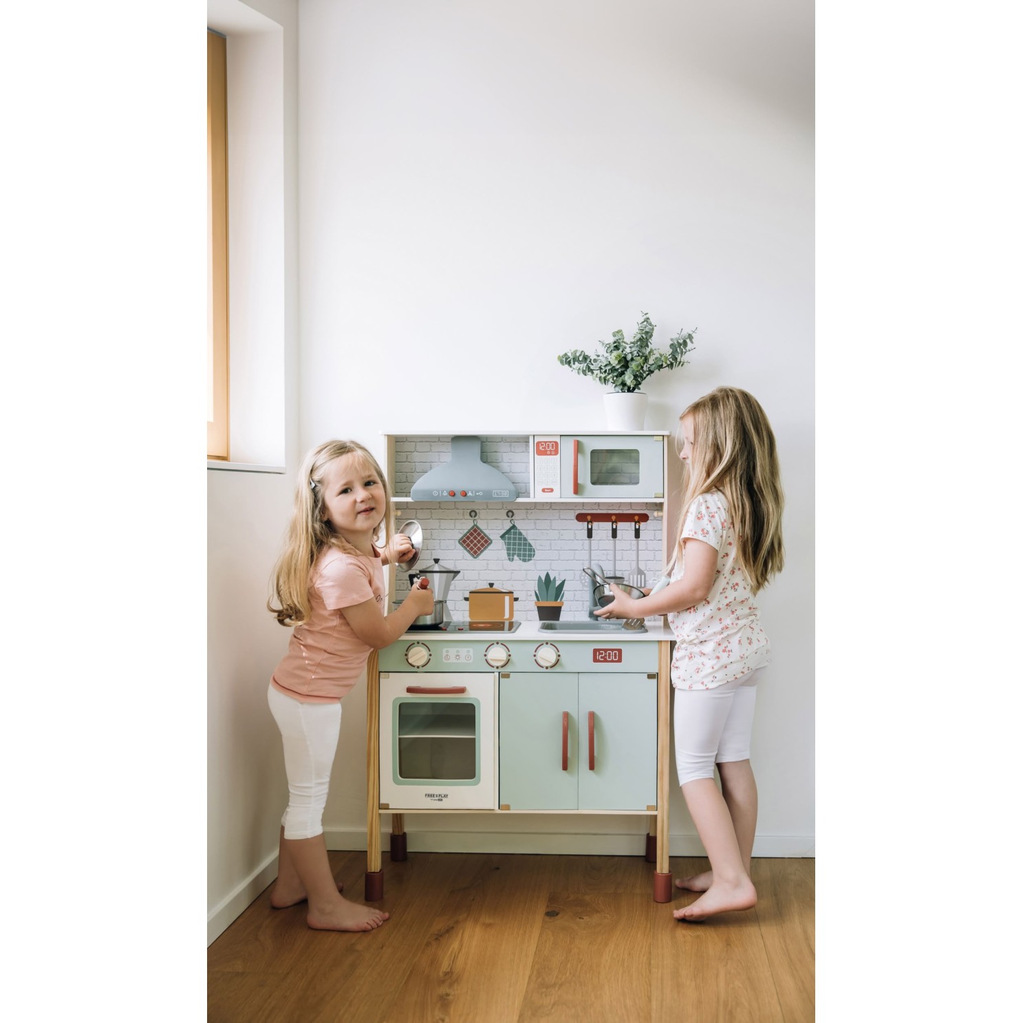 Free 2 Play mini drvena kuhinja s dodacima
