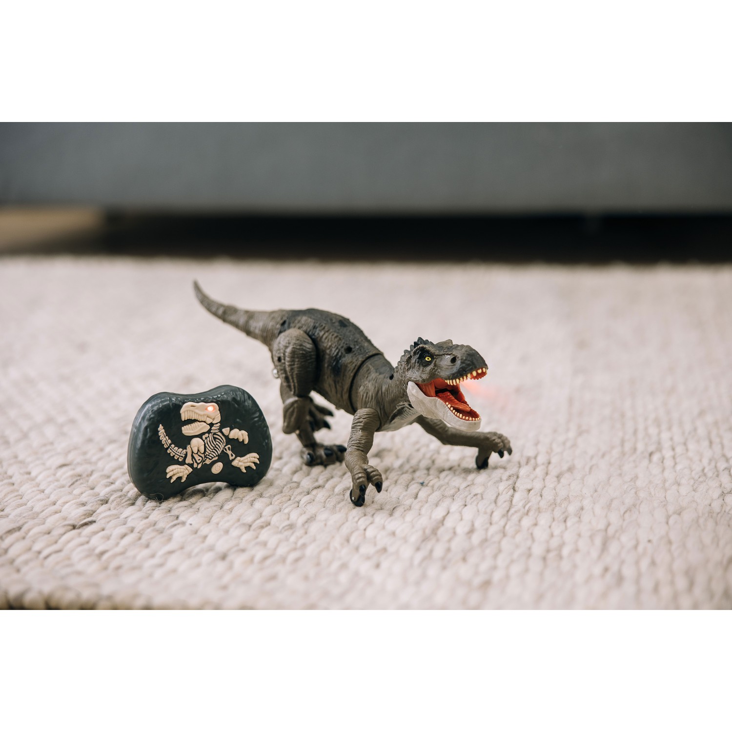 Free 2 Play Mega Tiranozaver Rex na daljinsko upravljanje, s paro, z zvočnimi in svetlobnimi efekti Free 2 Play Mega Tiranozaver Rex na daljinsko upravljanje, s paro, z zvočnimi in svetlobnimi efekti