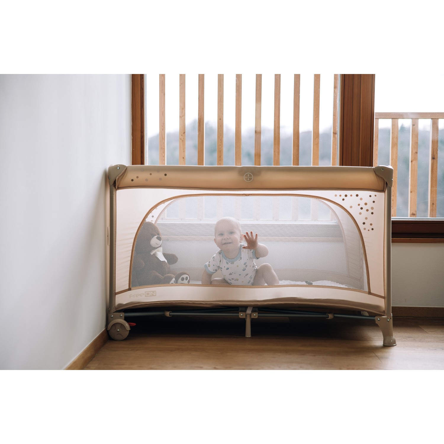 FreeON prenosna postelja Nook z odprtino beige