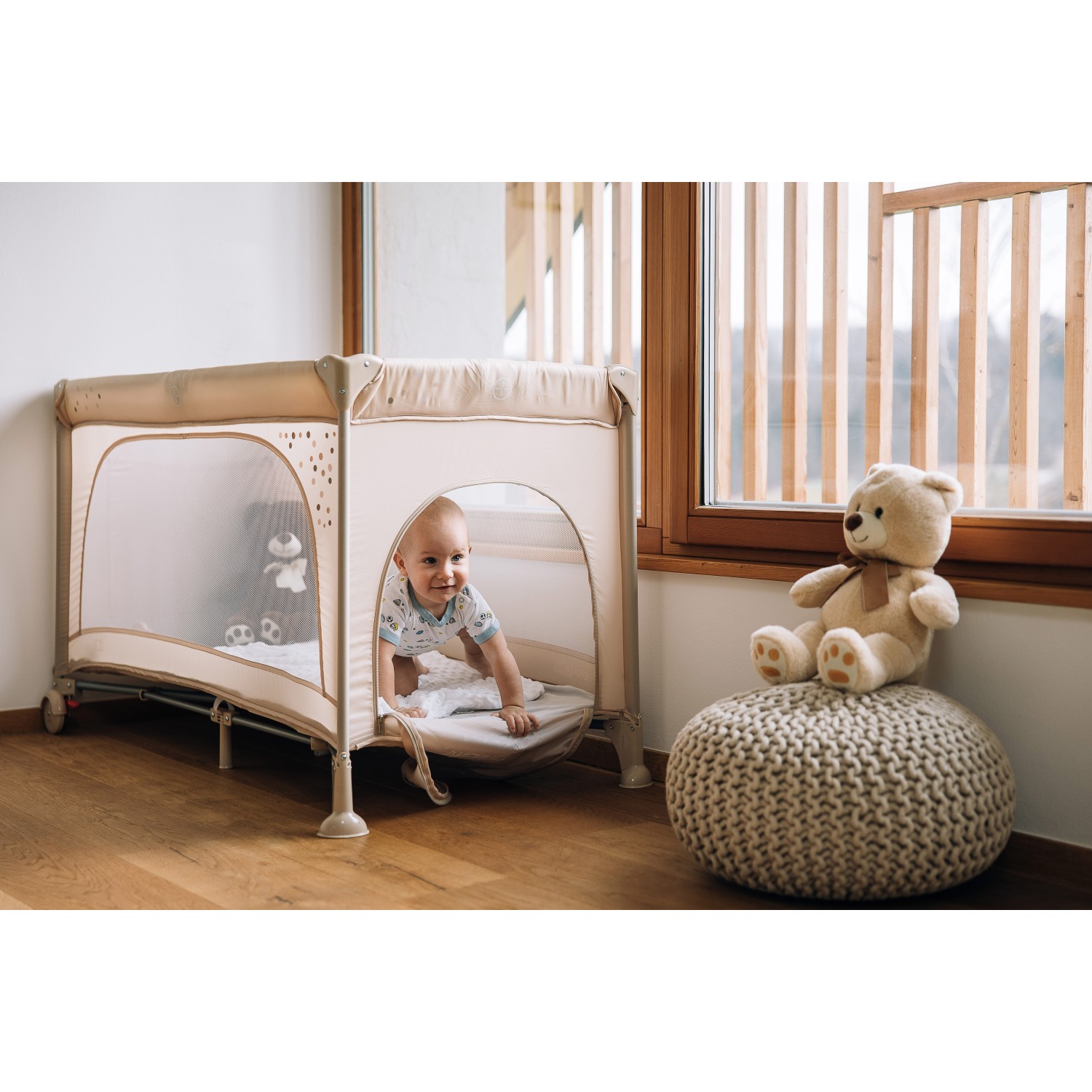 FreeON prenosna postelja Nook z odprtino beige