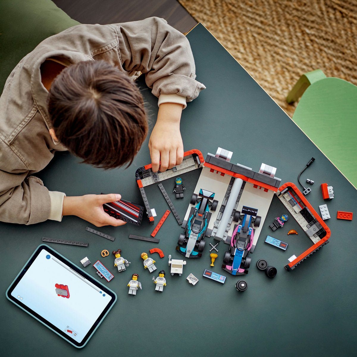 Lego® City 60444 Avtomehanična delavnica F1® ter dirkalnika Mercedes-AMG in Alpine