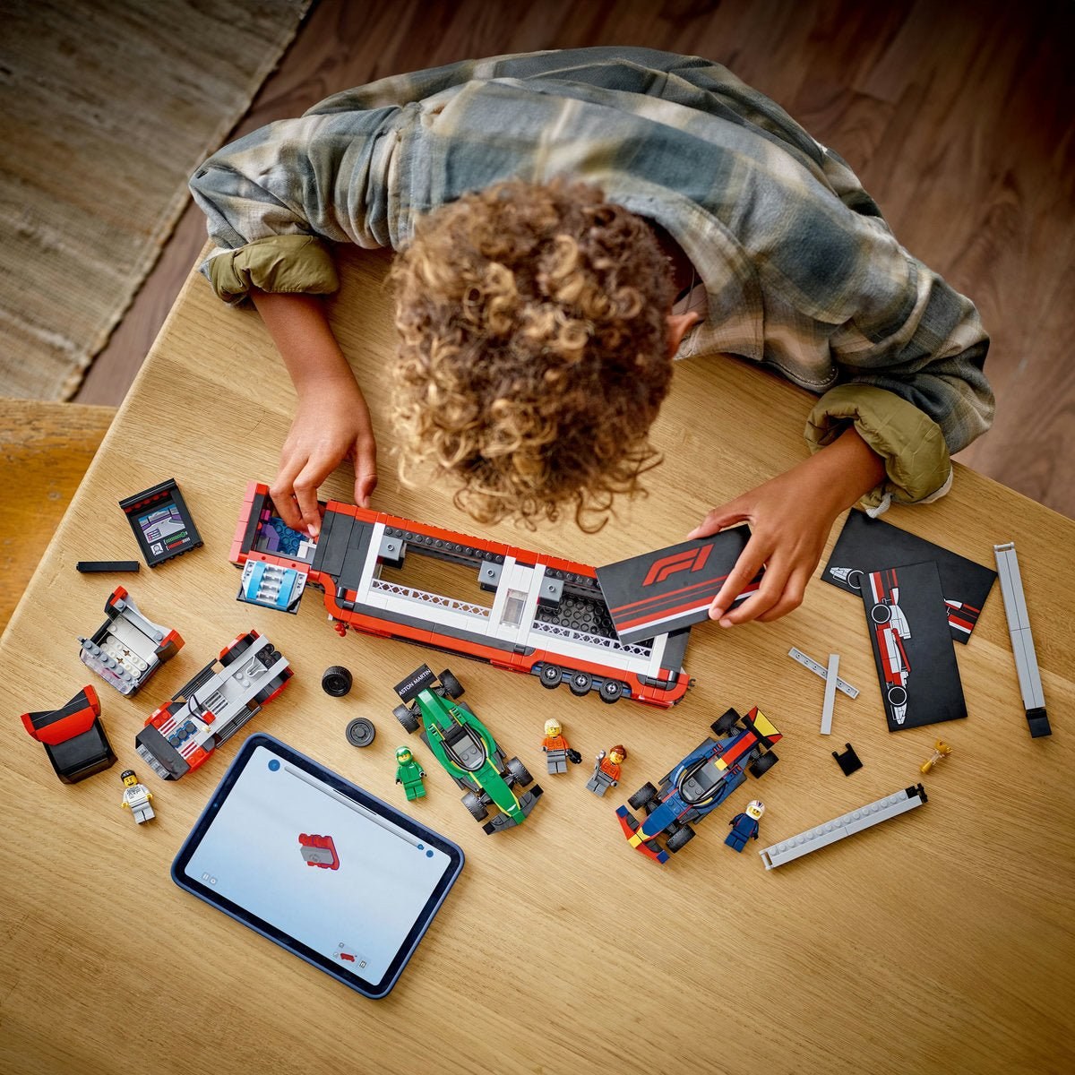 Lego® City 60445 Tovornjak F1® z dirkalnikoma F1® RB20 in AMR24 Lego® City 60445 Tovornjak F1® z dirkalnikoma F1® RB20 in AMR24