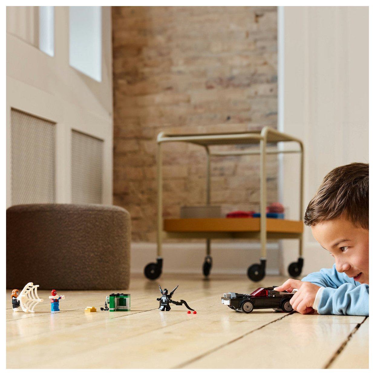 Lego® Super Heroes 76309 Spider-Man proti Venomovemu avtu z močnim motorjem