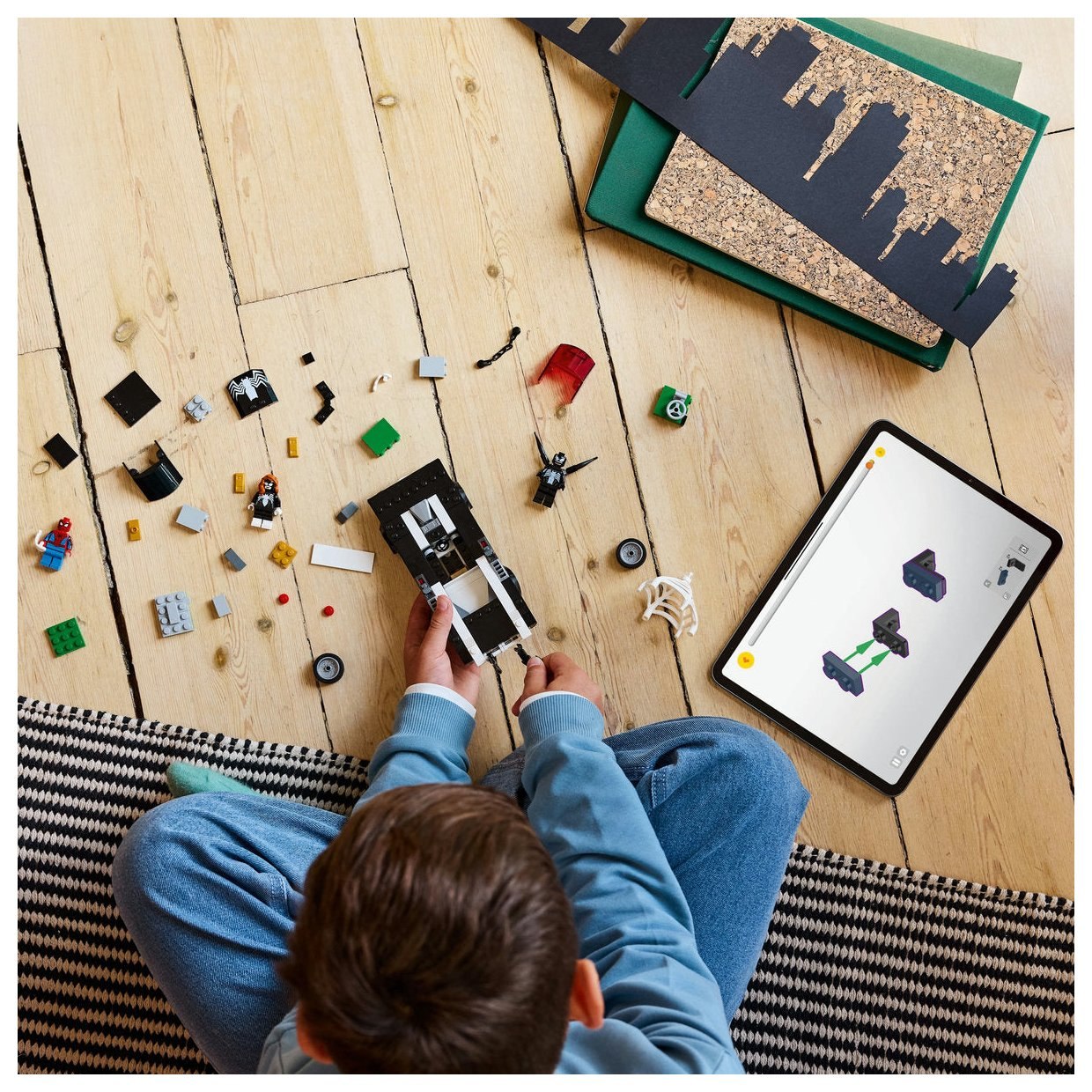 Lego® Super Heroes 76309 Spider-Man proti Venomovemu avtu z močnim motorjem