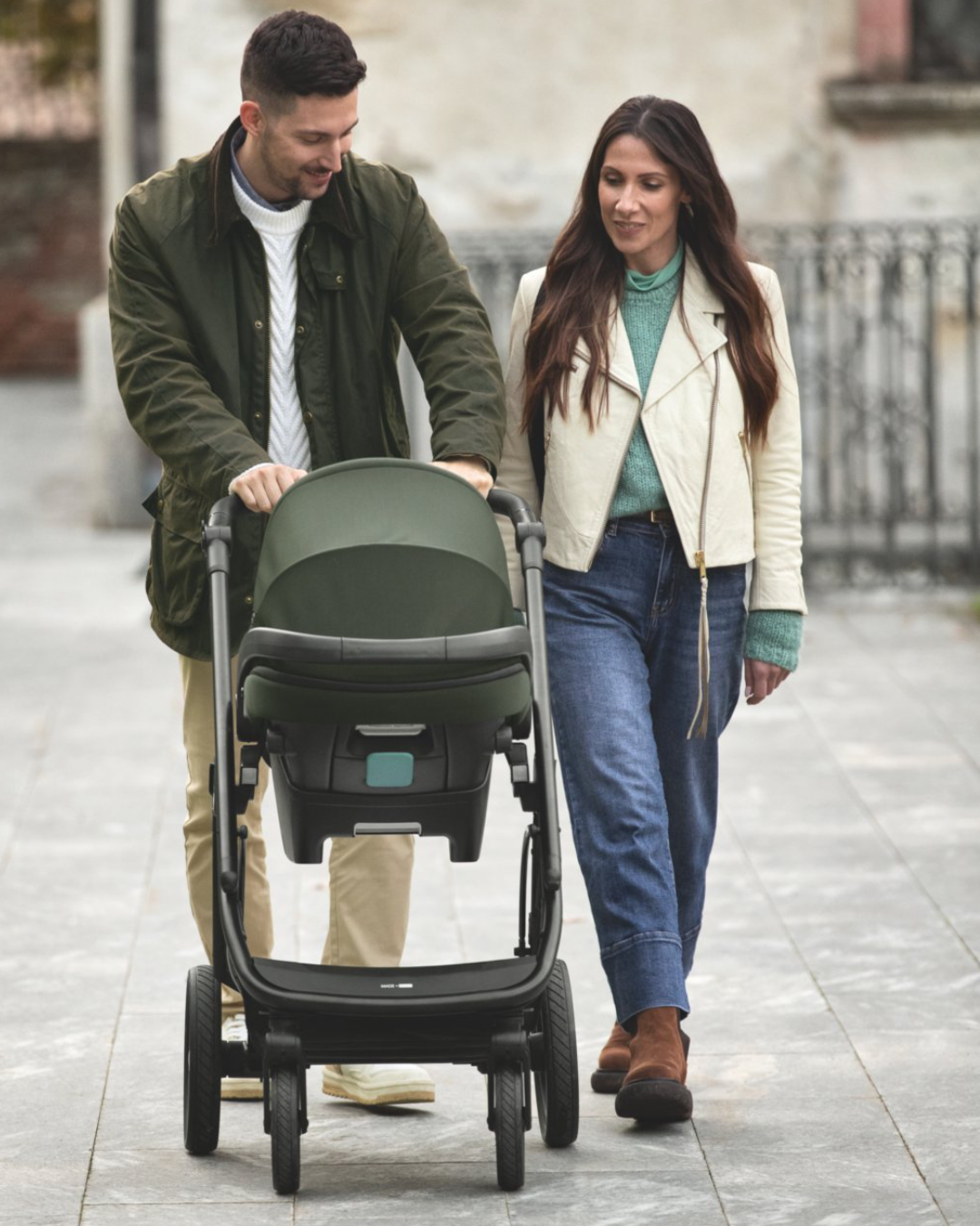 Družina na sprehodu z vozičkom