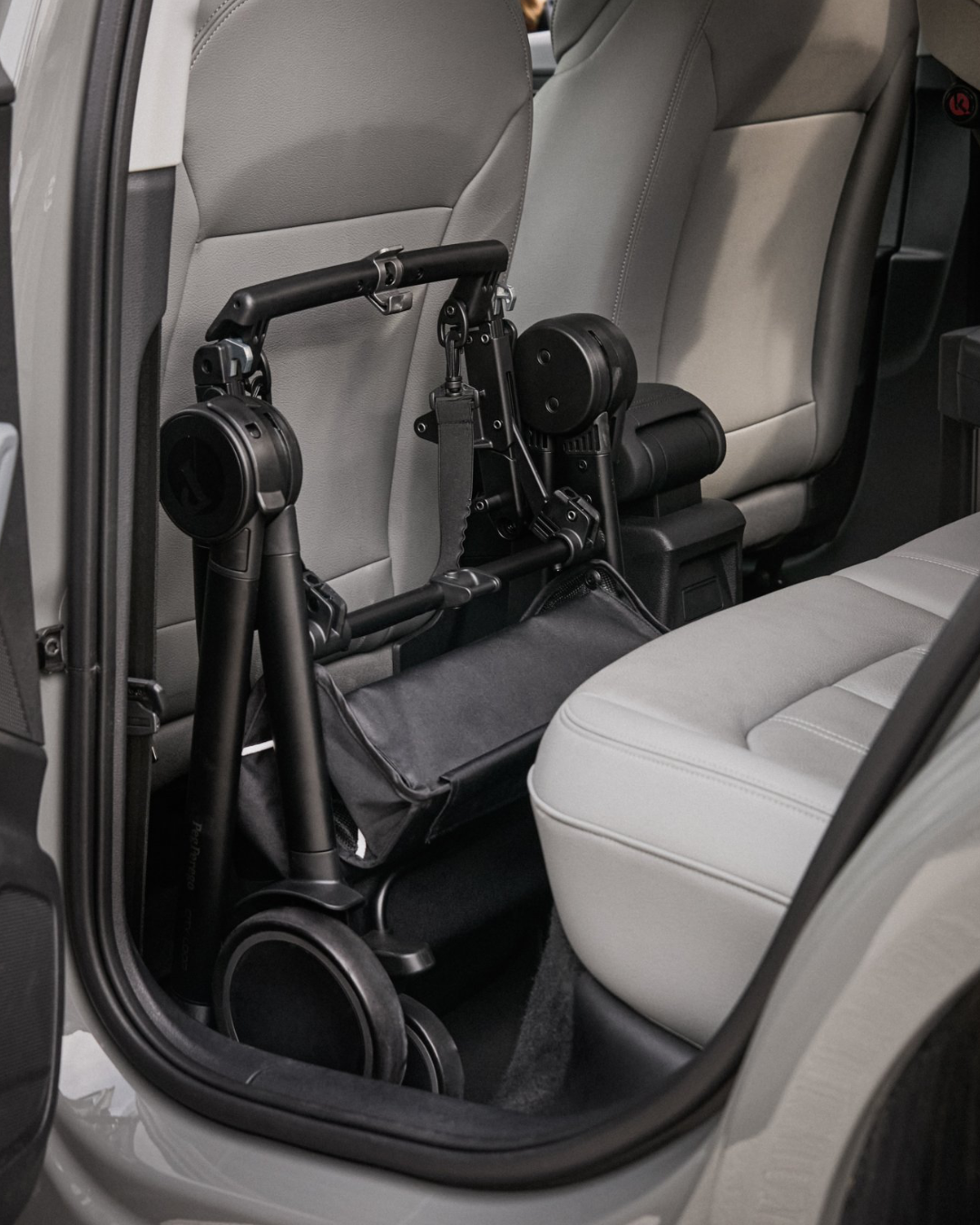 Voziček spravljen za sedežem v avtu