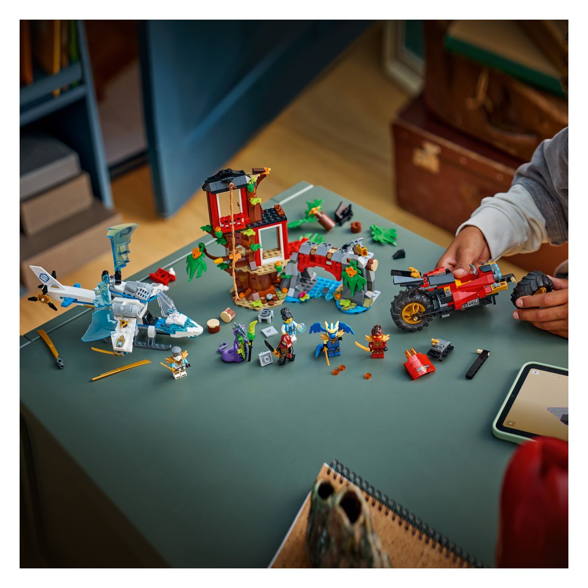 Kocke Ninjago Spopad z ninja vozili pri Drevesni hišici 71857 Kocke Ninjago Spopad z ninja vozili pri Drevesni hišici 71857