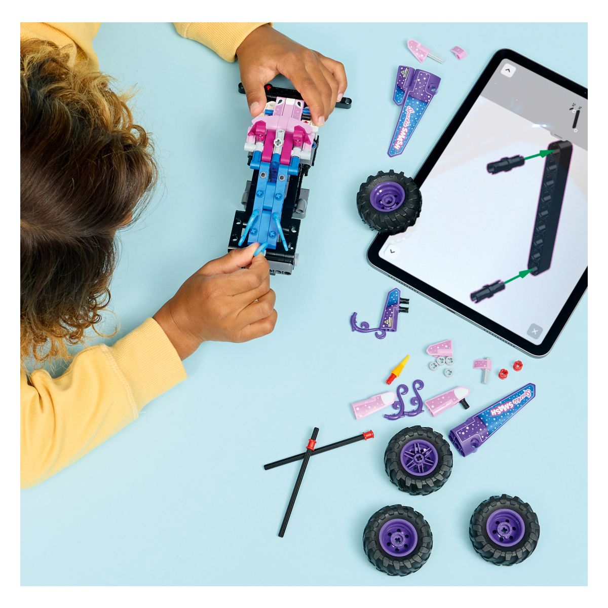 Kocke Technic Monster Jam Sparkle Smash z motorjem na poteg 42220 Kocke Technic Monster Jam Sparkle Smash z motorjem na poteg 42220