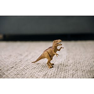 Free 2 Play Tiranozaver Rex z zvočnimi in svetlobnimi efekti