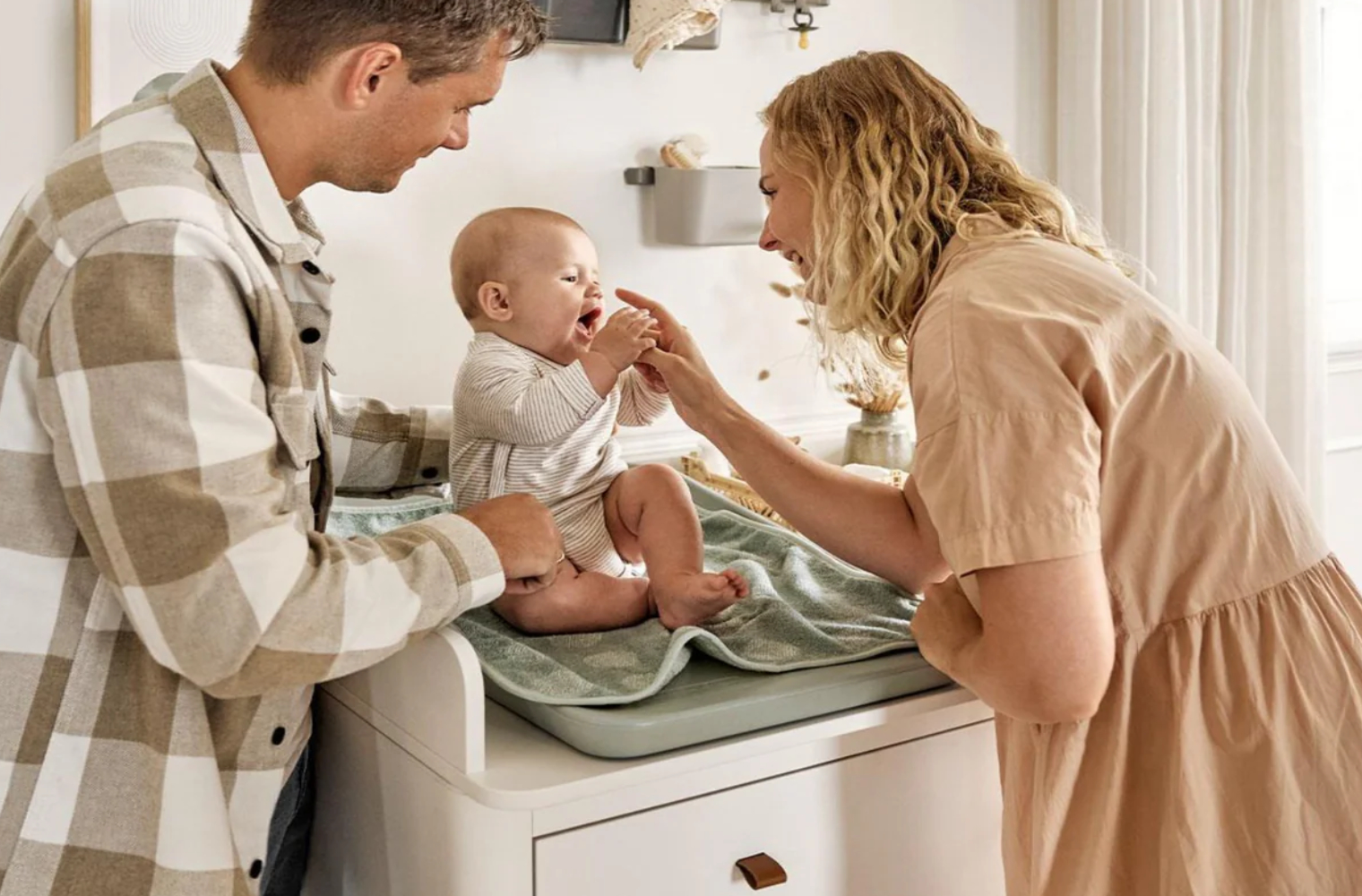 Starša se igrata z otrokom na Matty previjalni blazini