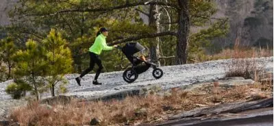Otroški voziček za makadam – a so napihljive gume res boljše?