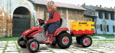 Zakaj je še vedno smotrno izbrati otroški traktor na pedala?