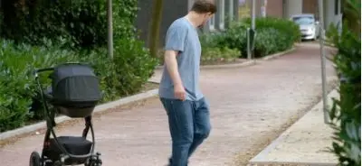 Otroški voziček, ki vozi sam