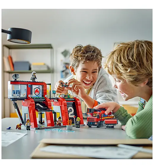 Lego kocke City Gasilska postaja z gasilskim vozilom 60414