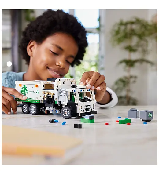 Lego kocke Technic Mack LR Electric smetarsko vozilo 42167