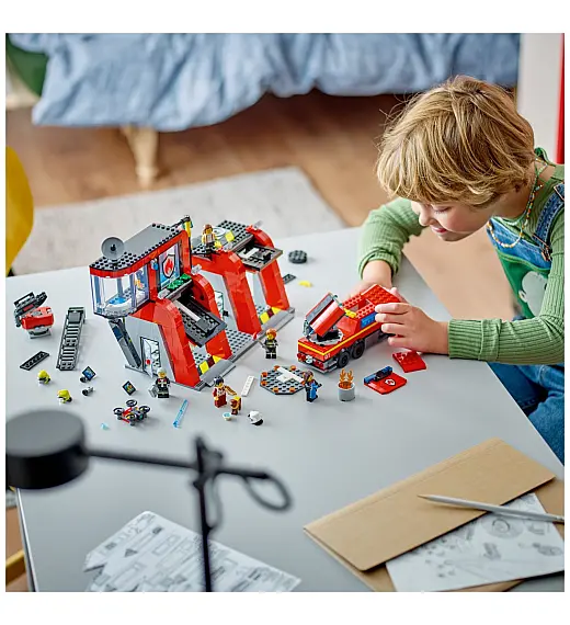 Lego kocke City Gasilska postaja z gasilskim vozilom 60414