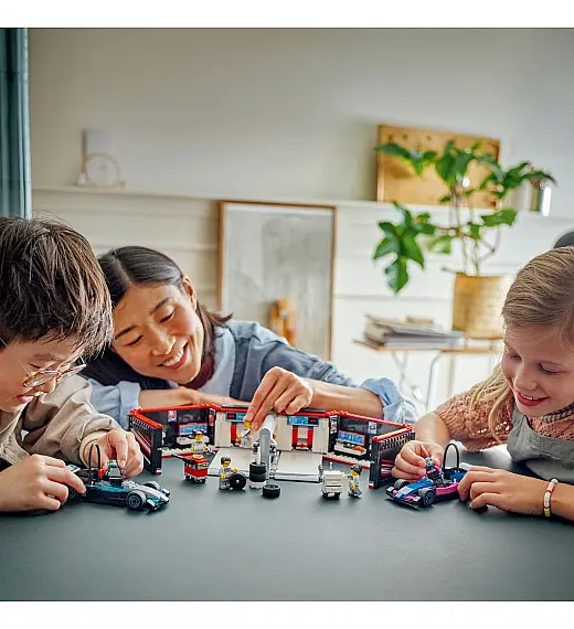 Lego® City 60444 Avtomehanična delavnica F1® ter dirkalnika Mercedes-AMG in Alpine Lego