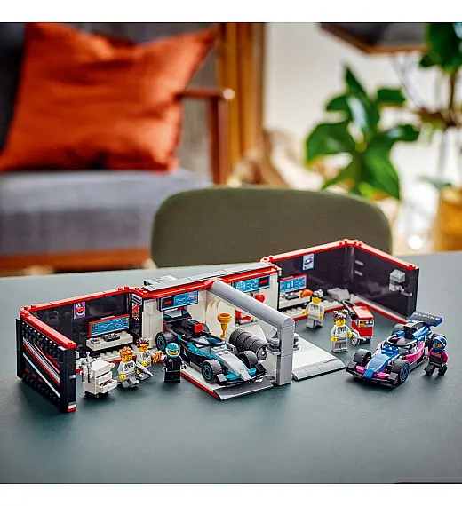 Lego® City 60444 Avtomehanična delavnica F1® ter dirkalnika Mercedes-AMG in Alpine Lego