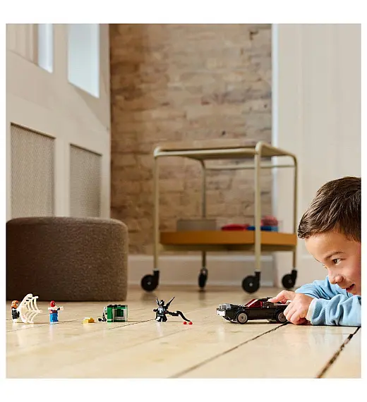 Lego® Super Heroes 76309 Spider-Man proti Venomovemu avtu z močnim motorjem Lego