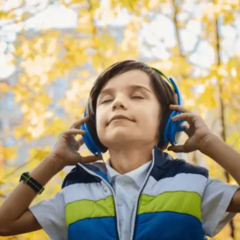 Otrok se sprošča z glasbo