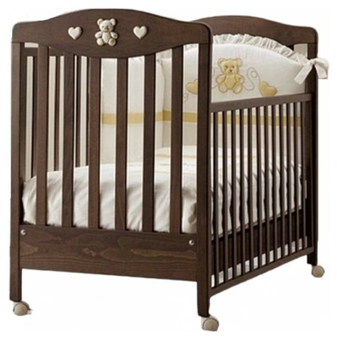 Lesena otroška posteljica s spuščeno stranico