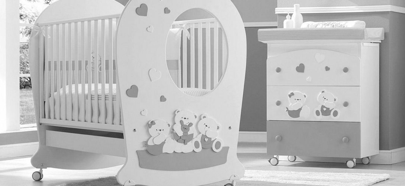 Lesena posteljica na kolesih