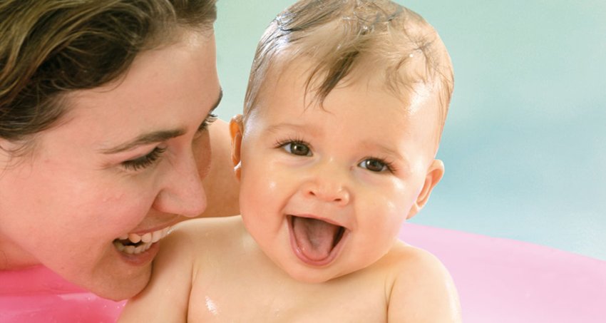 mamica kopa dojenčka mamica kopa dojenčka