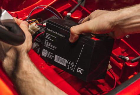 Nameščanje akumulatorja v otroški ato