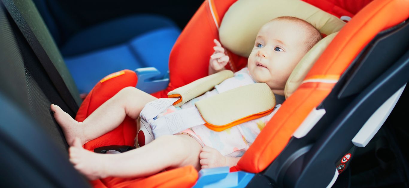 Dojenček poleti v avtu