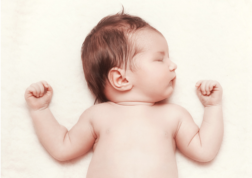 Dojenček spi na hrbtu