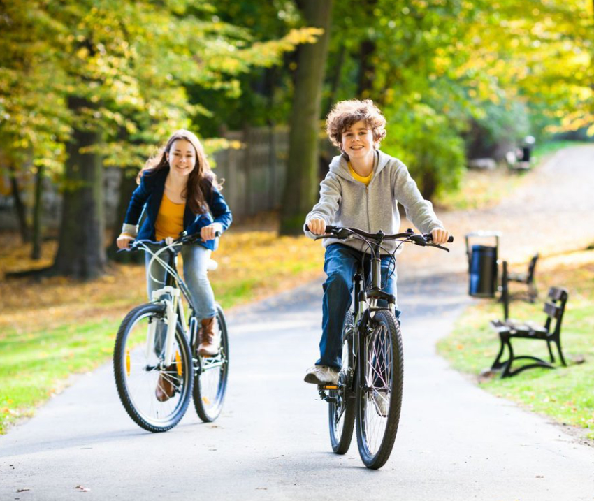 dva najstnika na kolesu