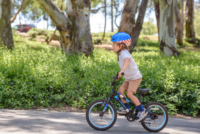 Otrok vozi otroško kolo