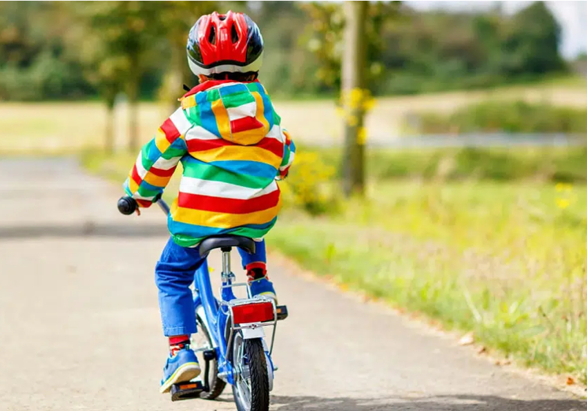 Viden otrok na kolesu