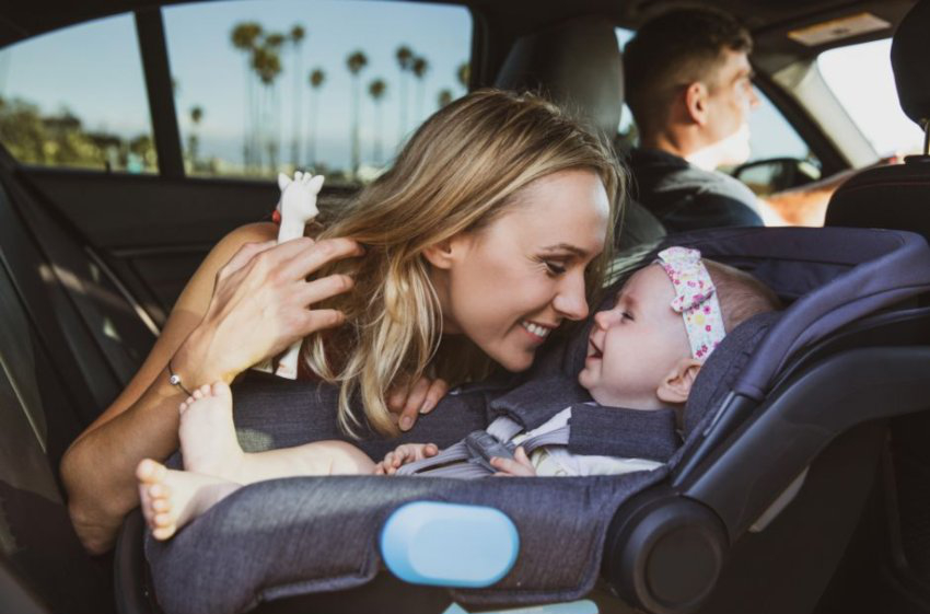 Mamica in otrok v avtu