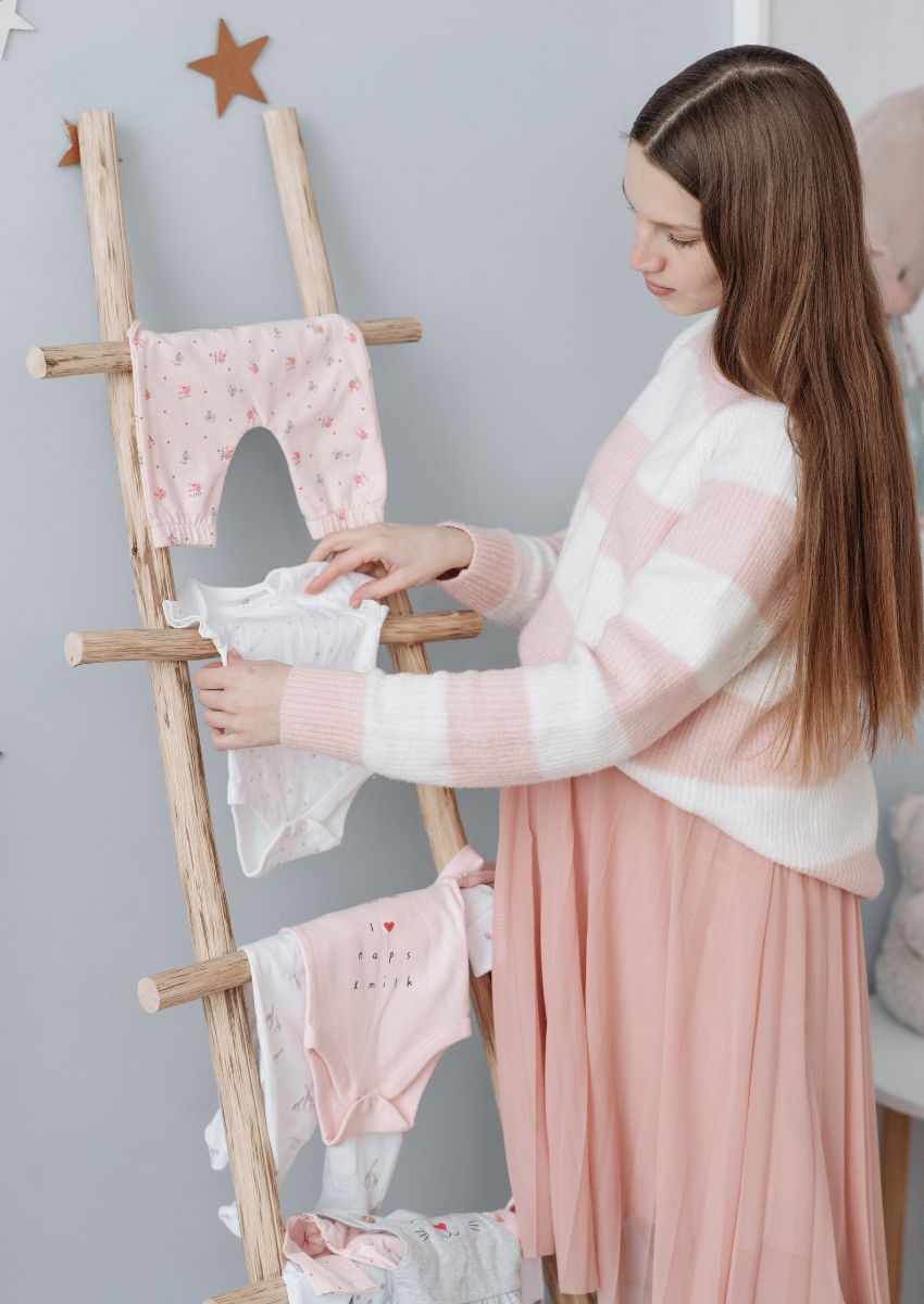 Nosečnica pripravlja oblačila